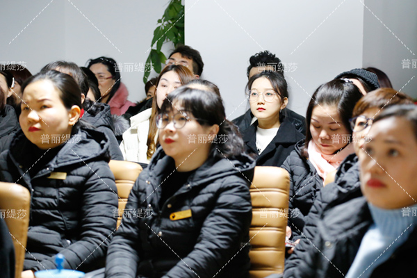 嘿嘿视频下载美容院嘿嘿连载污版防坑指南，切记避开这些嘿嘿连载污版！